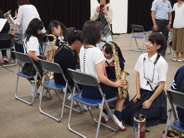 中高生部員から楽器の手ほどき