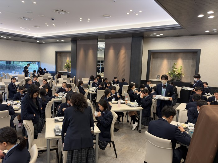 レストランで楽しく食事