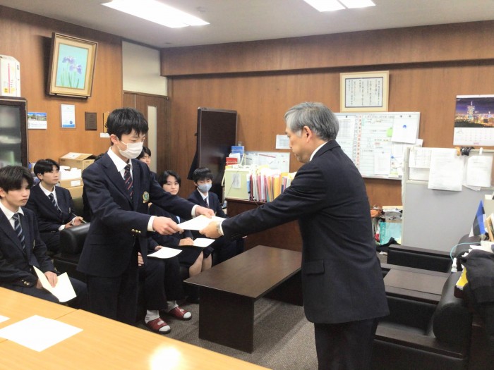 中学代表に認証状が授与されました