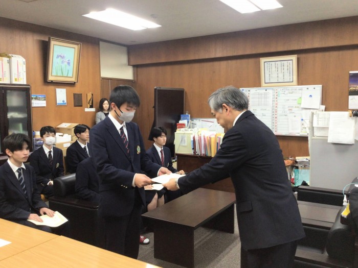 代表とともに新副代表にも認証状が授与