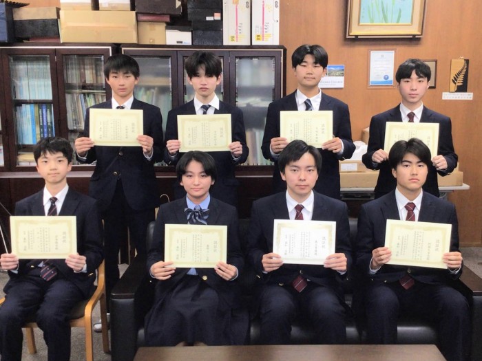 中学代表と高校自治会役員の記念撮影