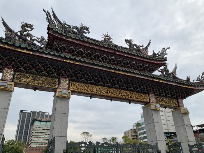 龍山寺の立派な門