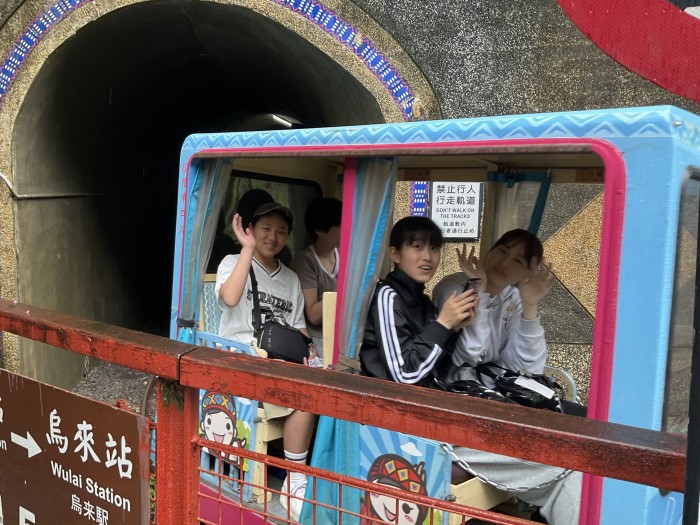 細いトンネルは壁スレスレ