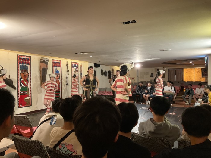 伝統的な踊りを鑑賞