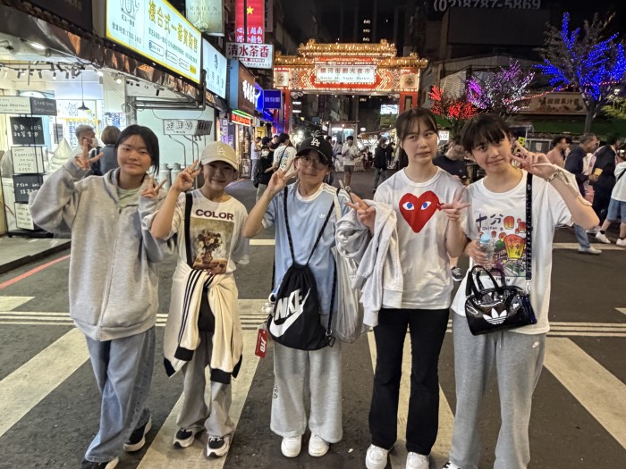 夜でも煌々と明るい夜市