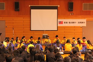 亀山国中の生徒のウクレレ演奏