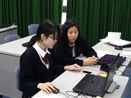 こちらは、日本語で書いた企画書を英語に翻訳する班です