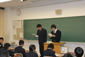 ２年生が１年生の教室で企画趣旨の説明