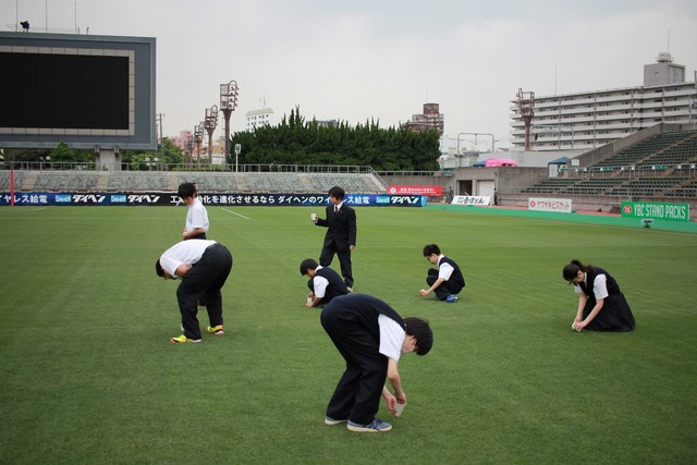 試合前の芝生に入らせていただきました