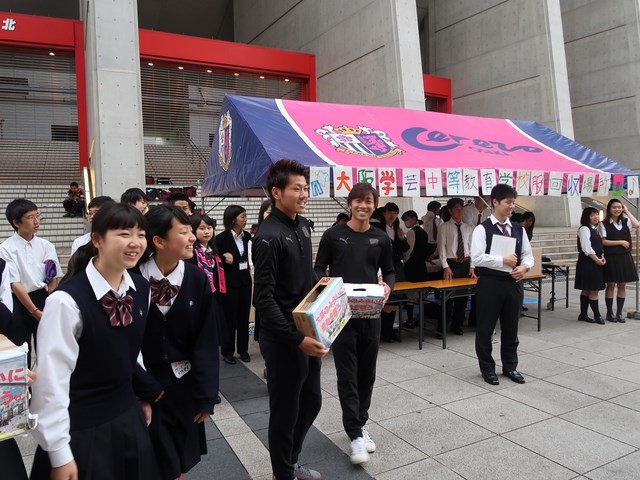 大阪学芸高校の卒業生の温井選手と阪本選手が応援に来てくれました！