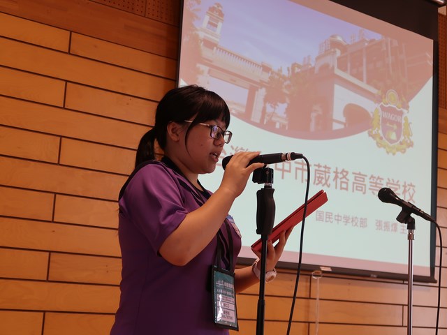 台湾の代表生徒が学校のことをプレゼンしてくれました