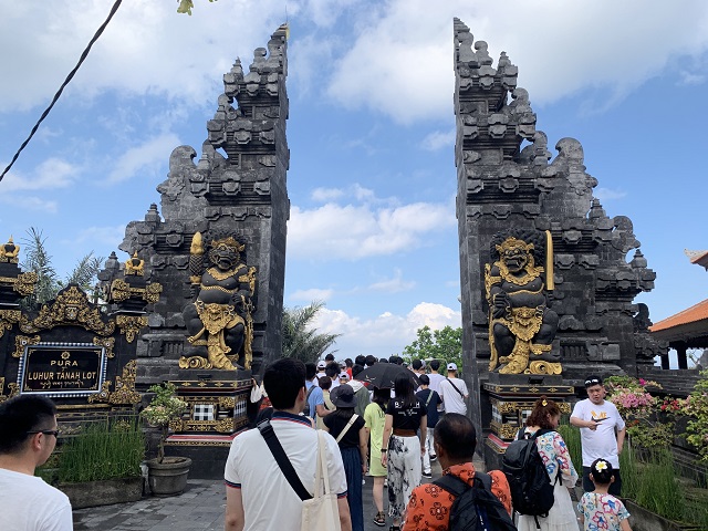 寺院の割れ門