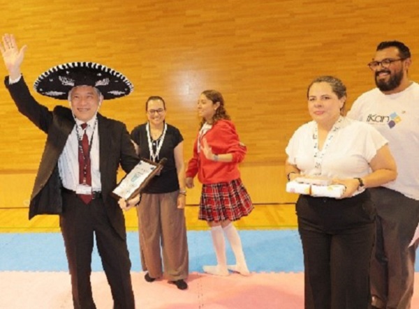 メキシコから帽子と盾が贈られました