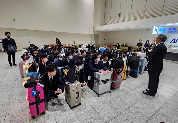 伊丹空港に集合