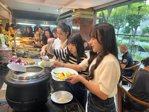 夕食会場にて