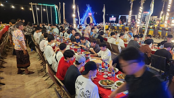 ジンバランビーチでの夕食