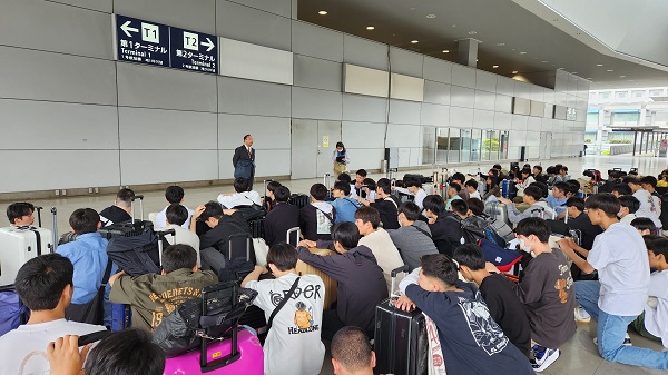 空港での集合の様子