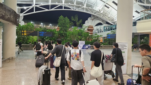 デンパサール空港にて