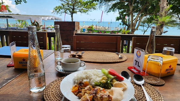 昼食のインドネシア料理