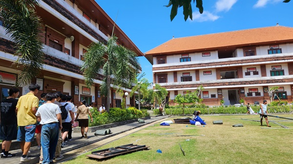学校見学ツアー