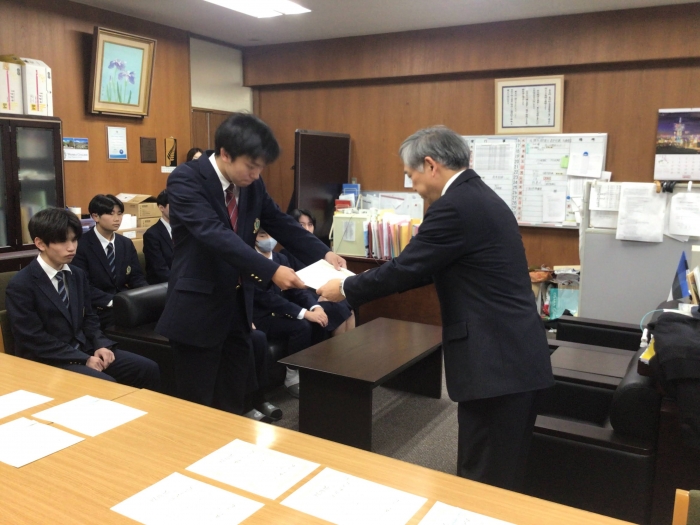 認証状が一人ずつ手渡されました