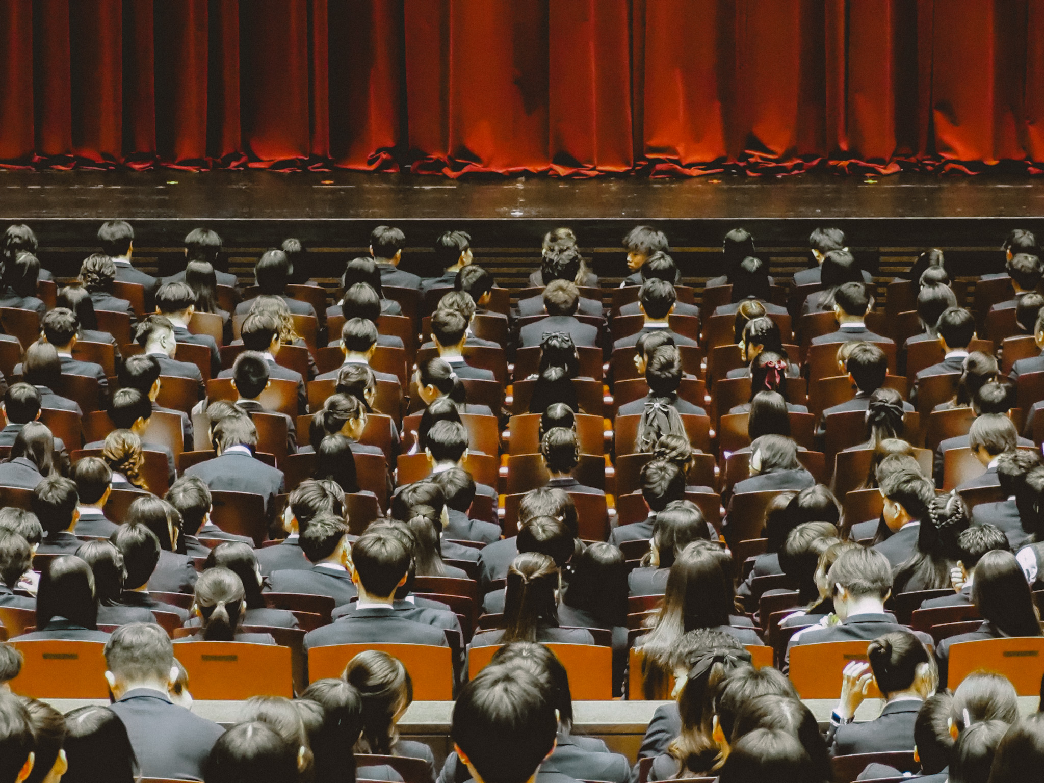 開式を待つ卒業生たち